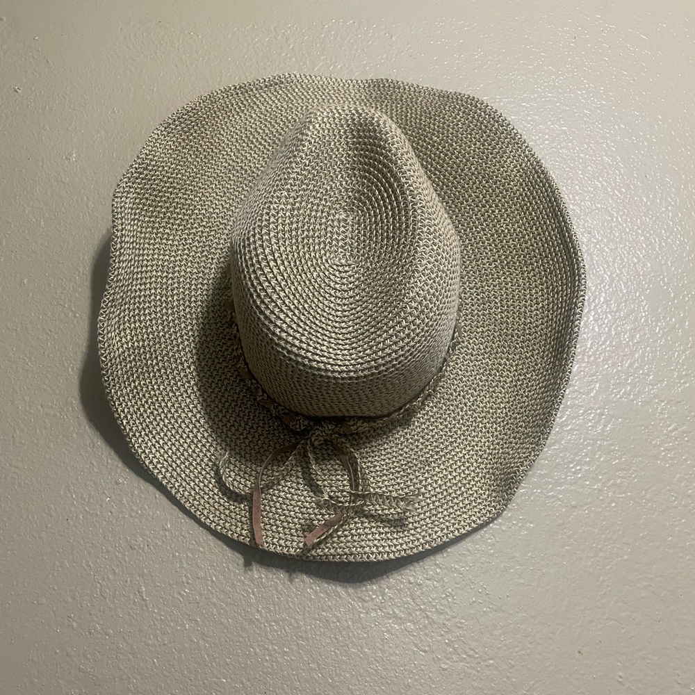 Scala Natural Straw Sun Hat look New in perfect condition 60/% paper 40%polyeste
